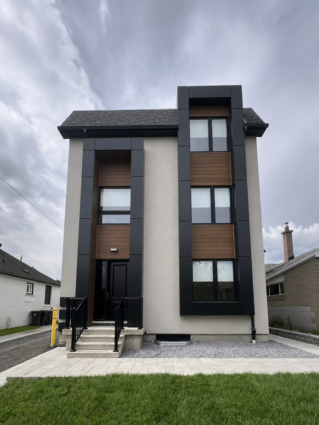 Front view of a modern KPLEX home